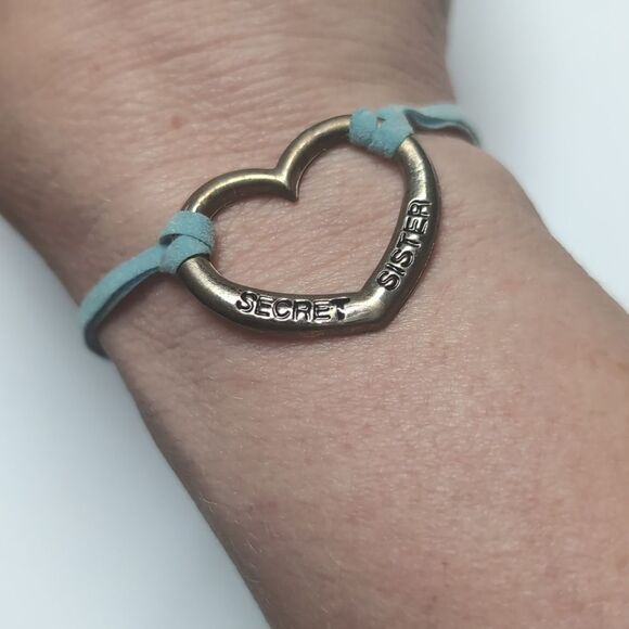 526 Blue Leather Strand Silver‎ Heart Engraved Secret Sisters Tennis Bracelet - Picture 1 of 5